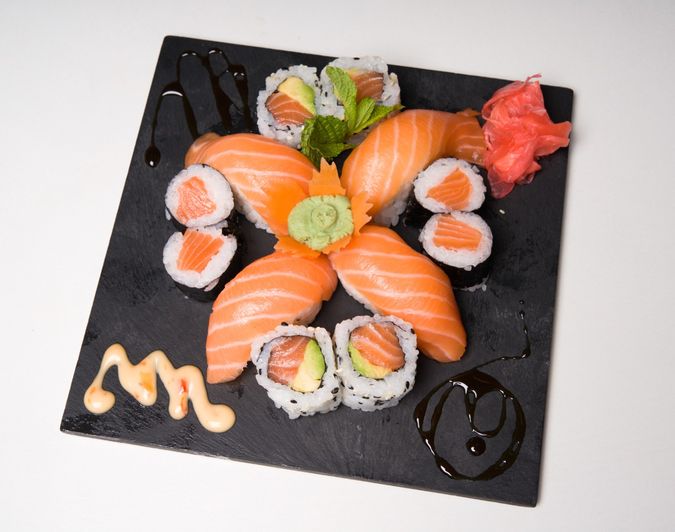 4 Salmon Sushi, 4 maki, 4 Salmon California