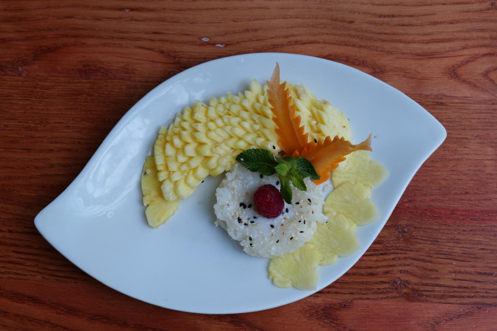 Ananas frais avec riz gluant et lait de coco