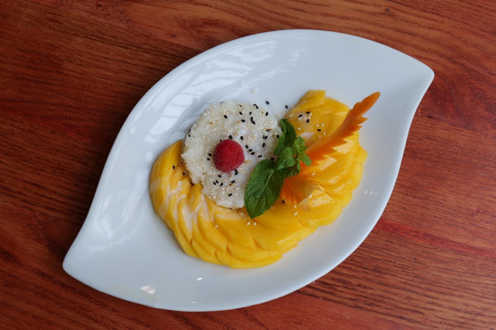 Mangue fraîche avec riz gluant et lait de coco