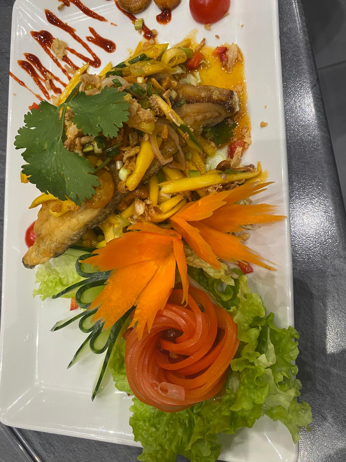 Filet de daurade, Salade de mangue verte & noix de cajou