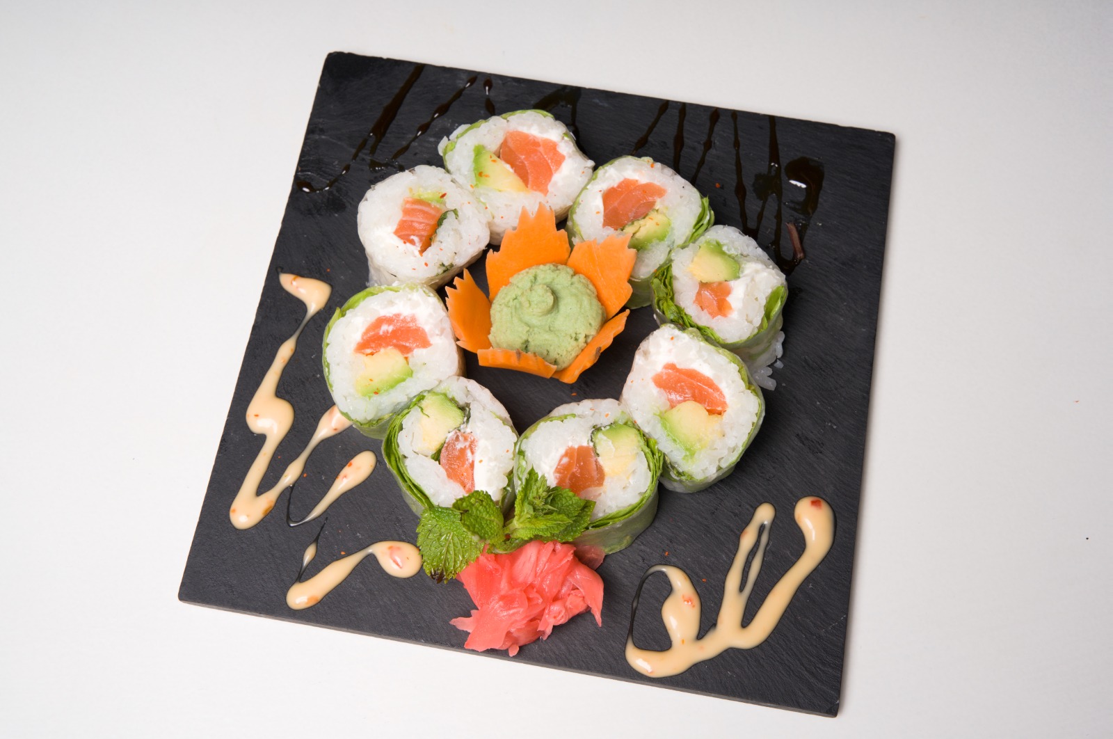 Spring Rolls Saumon épicé, cheese, avocat