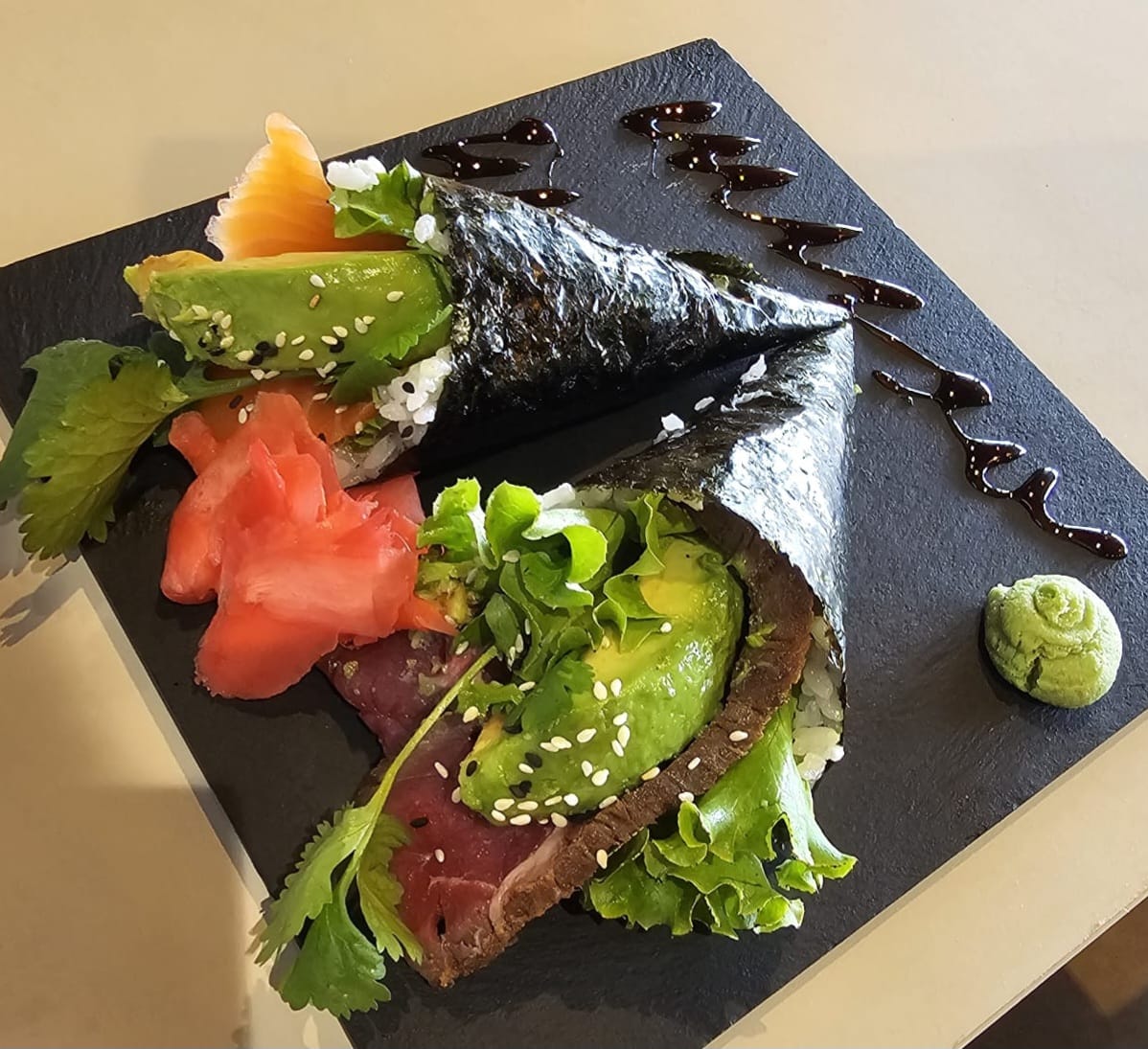 Tataki de boeuf, salade, concombre, sésame