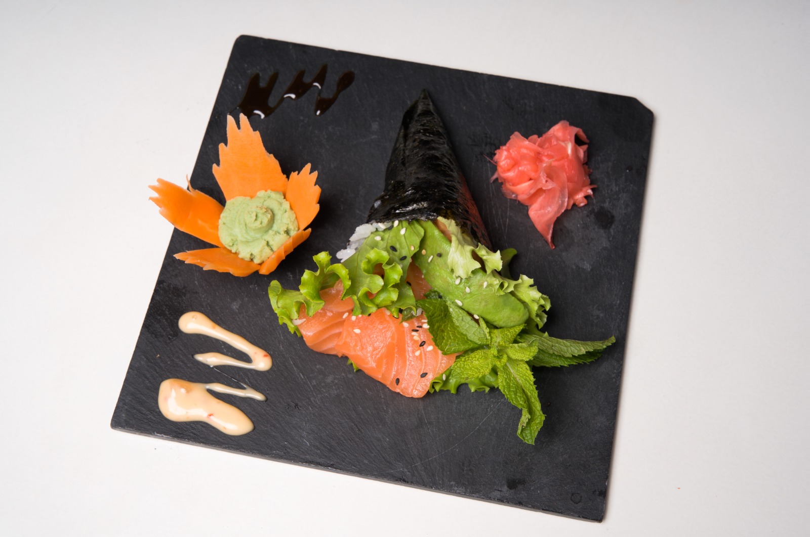 Saumon, avocat, salade, coriandre, sésame
