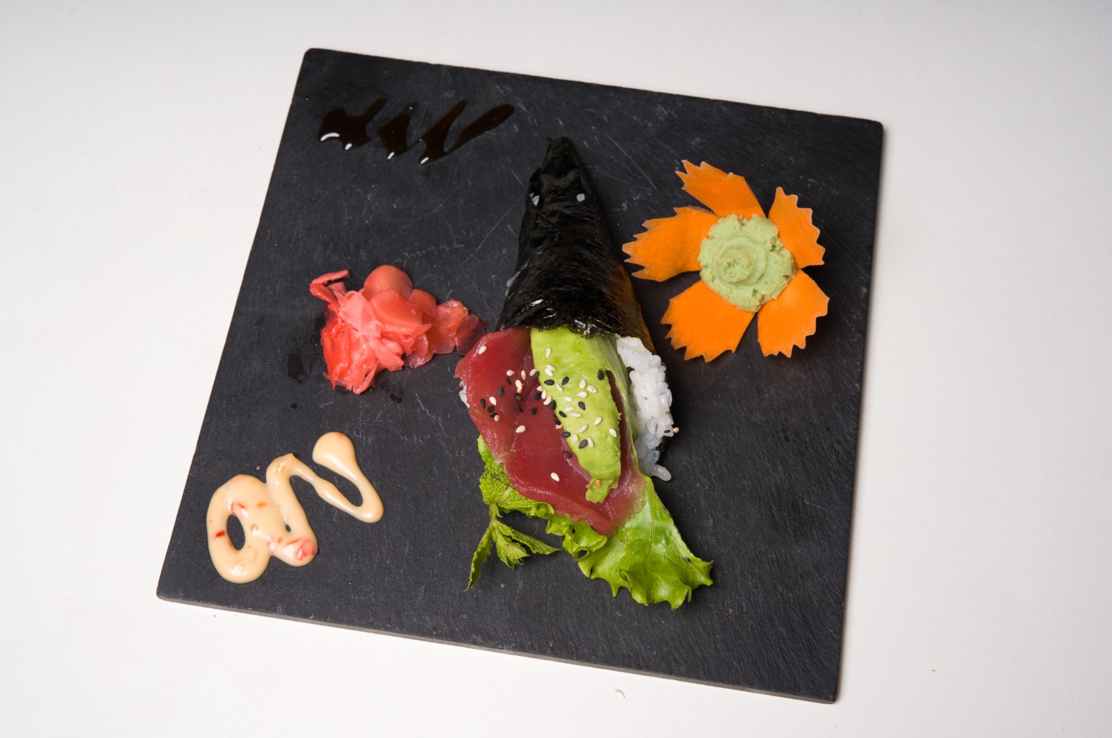 Thon, avocat, menthe, sésame, salade