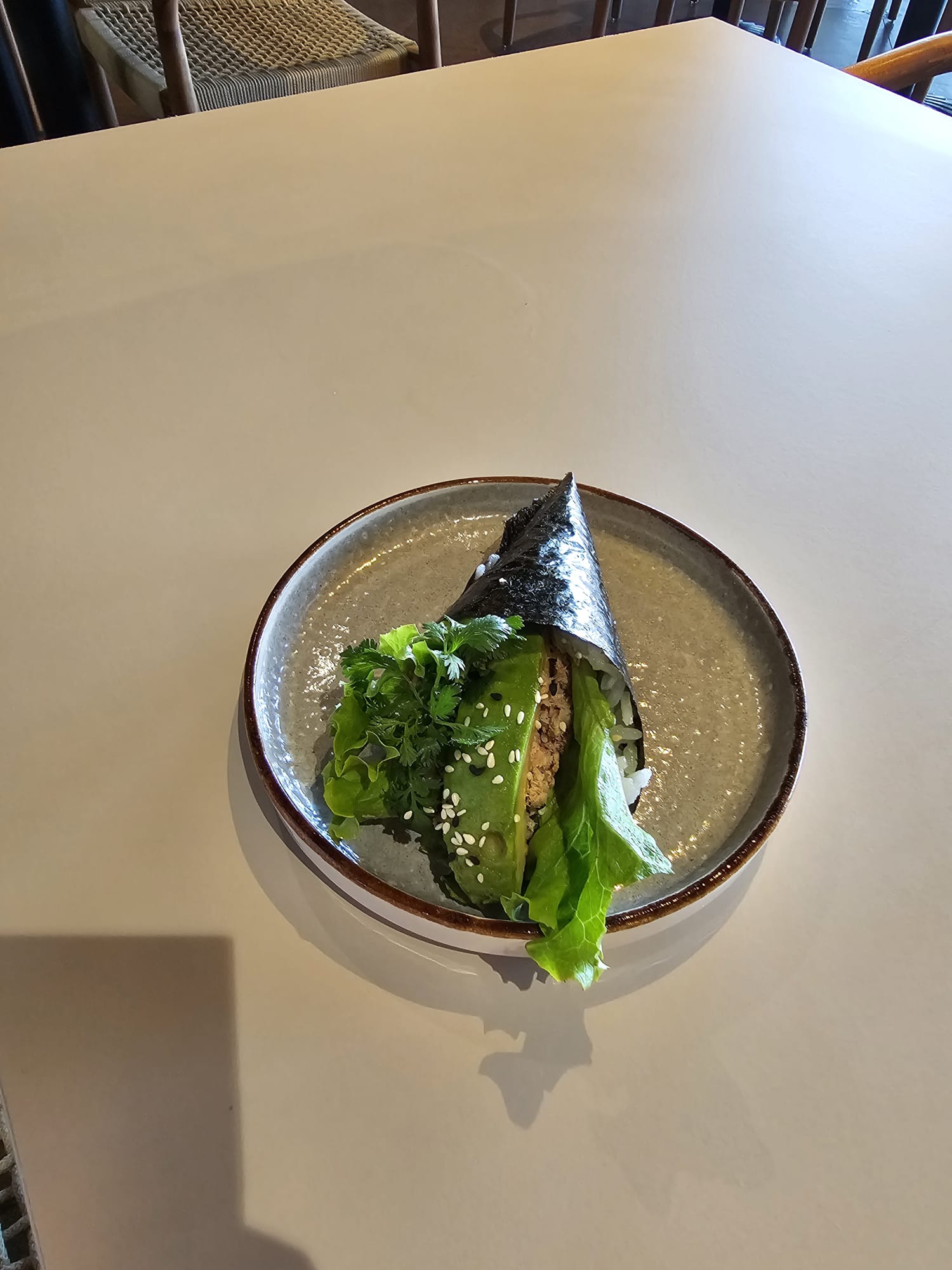 Thon cuit mayonnaise, salade, avocat, sésame